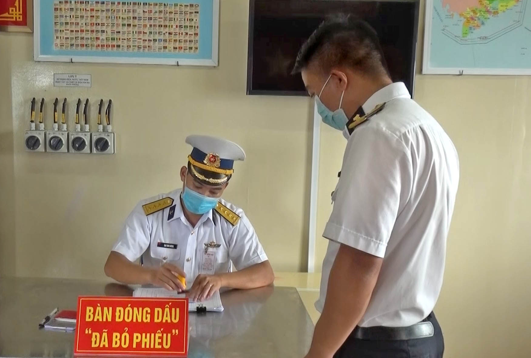 Cử tri bỏ phiếu bầu cử xong.